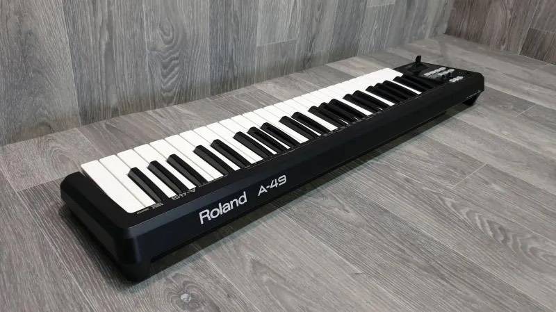 MIDI 键盘知多少：轻巧便携之选Roland A-49，49 键才2.5 KG-来趣资讯